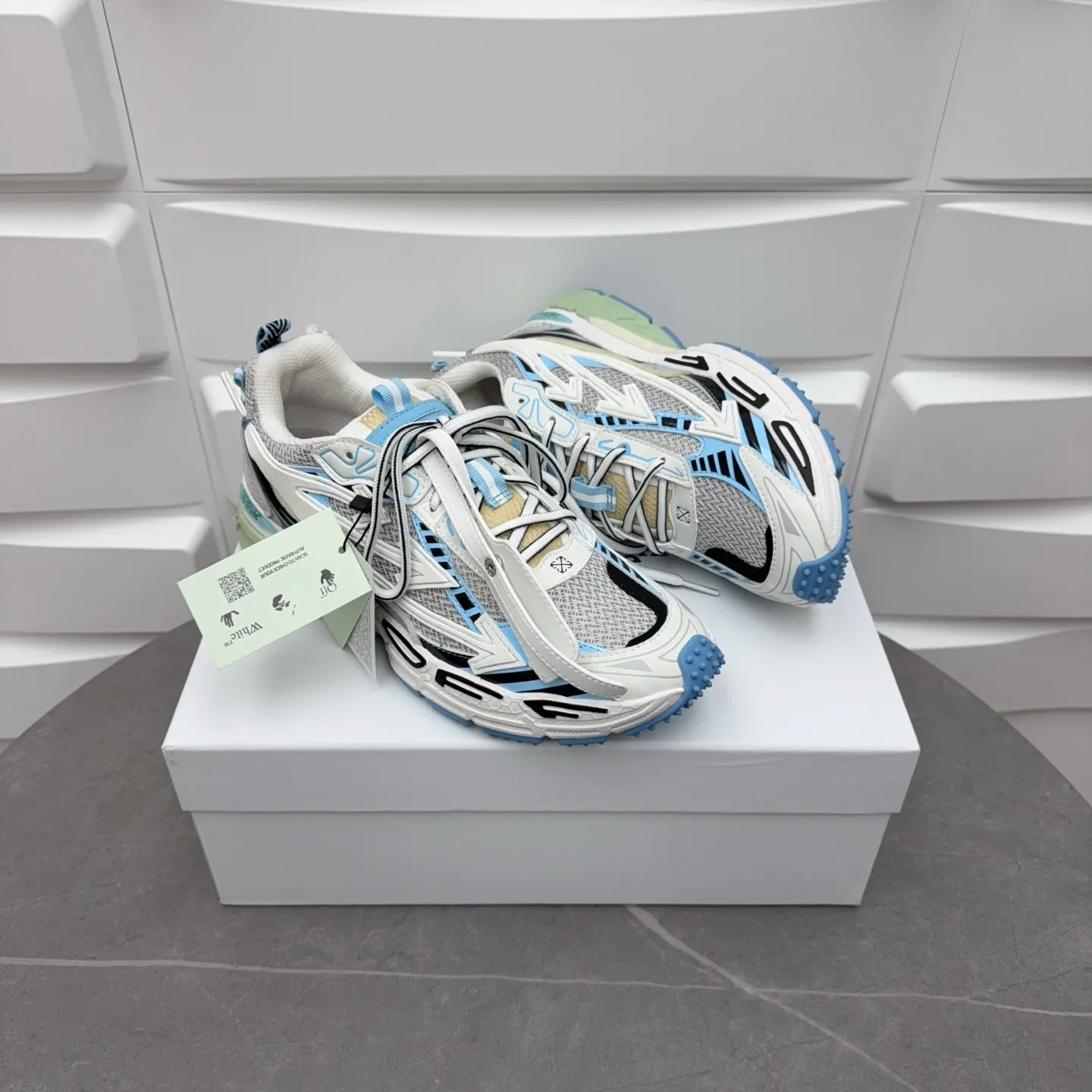 【off- white】P: 720💰Couple style👫, Size: 35-44 (Male 38.45.46 custom-made) High-quality version👊"Out of office" series original mold opening, original lasting, production process 1:1 original version ➰OFF GREY) OFF-WHITE Be Right Back Couple style👫Round toe lace-up arrow pattern low-top lifestyle casual shoes green. A running shoe called the "Be Right Back" sneaker. The design of this sneaker is inspired by Japanese sports aesthetics and craftsmanship, with running performance and principles at its core.